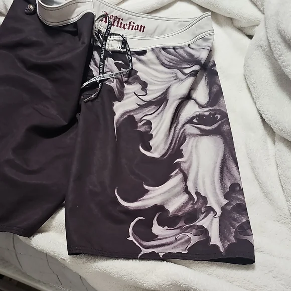 Affliction Black & White Graphic Swim Board Shorts. Mens 40 Waist - Picture 3 of 4